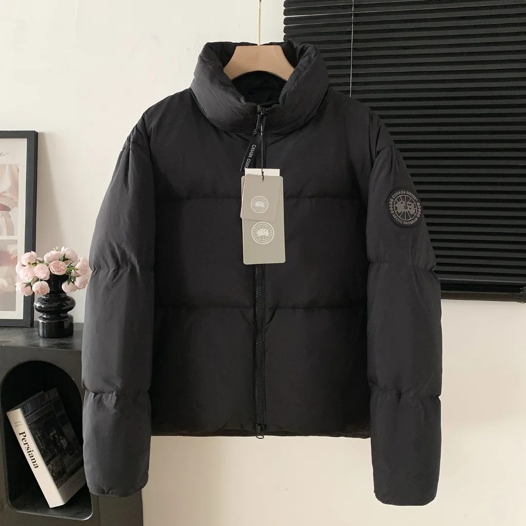 Style number: Y 172 2802M (high version) Canada gooes Canada goose Lawrence down jacket Lawrence down jacket provides basic protection for daily adventures. Delicately soft fabric, this is a water-repellent fabric that is soft to the touch yet durable. Filled with extremely fluffy white duck down. This piece has a quilted body and structured down. Padded collar and reflective double-stripe grip tape. Extended hem and tucked-in inner rib-knit cuffs. ⚠️The real color of the desert color is darker, consistent with the color on the official website. Color: Black Black Label Black Red Label Desert Color Ocean Blue Size: XS-2XL